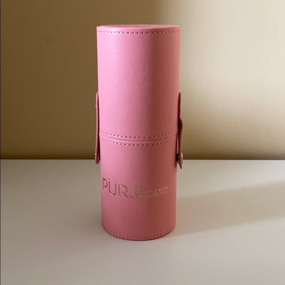 Cute travel brush case and brushes !!